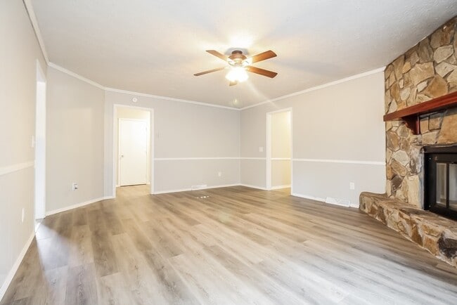 Photo - 121 Saratoga Dr