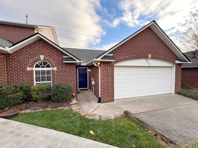 Building Photo - 2-Bedroom + office Condo Retreat with Pool Access