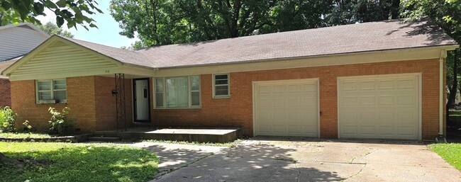 Building Photo - Nice brick 3 bedroom home! $1250! Large fenced yard!