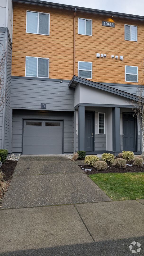 Building Photo - North Creek 3 Bedroom Townhome