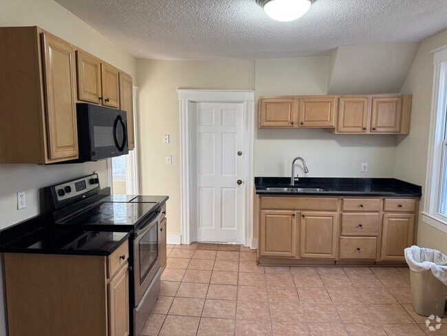 Building Photo - 128 Pleasant St Unit Apartment 3