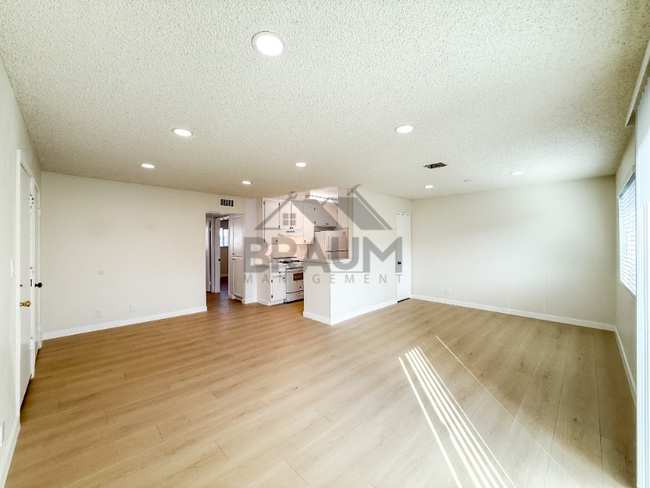 Photo - 14801 Delano St