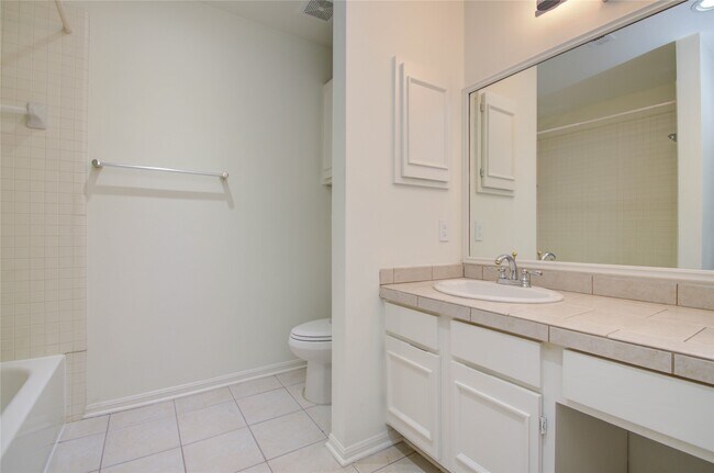 Building Photo - 6 Town Oaks Pl