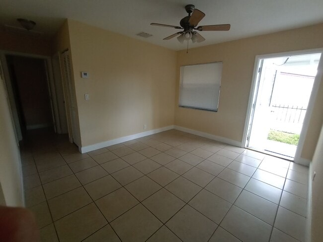 Photo - 3/2 HOME FOR RENT. FENCED BACK YARD