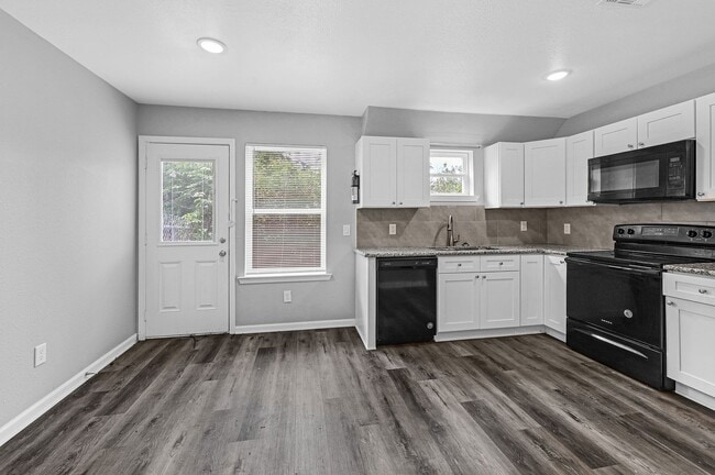 Building Photo - Charming 3-Bedroom Home in the Heart of Conroe Unit B