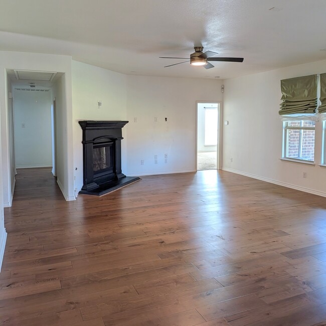 Sala de estar con chimenea de gas - 4706 Lakeway Dr