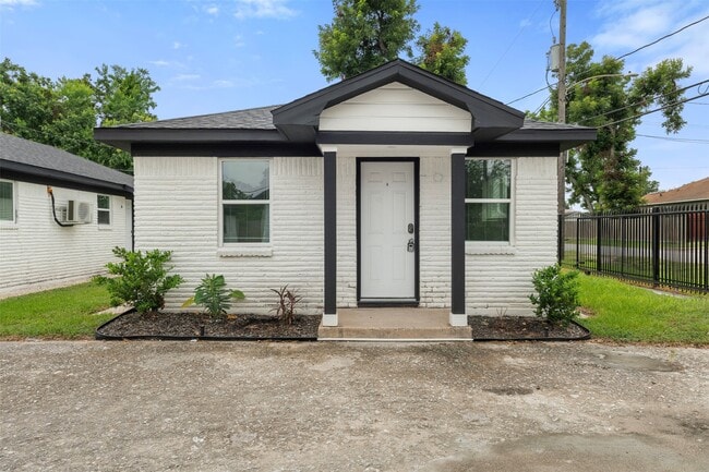 Building Photo - 4120 Linn St Unit D