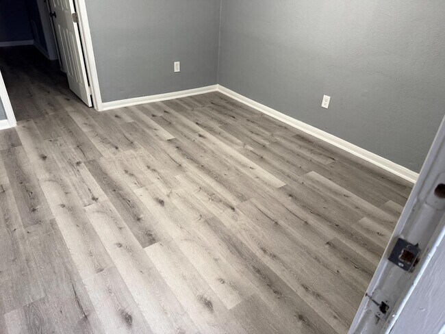 Photo - 14147 Force St