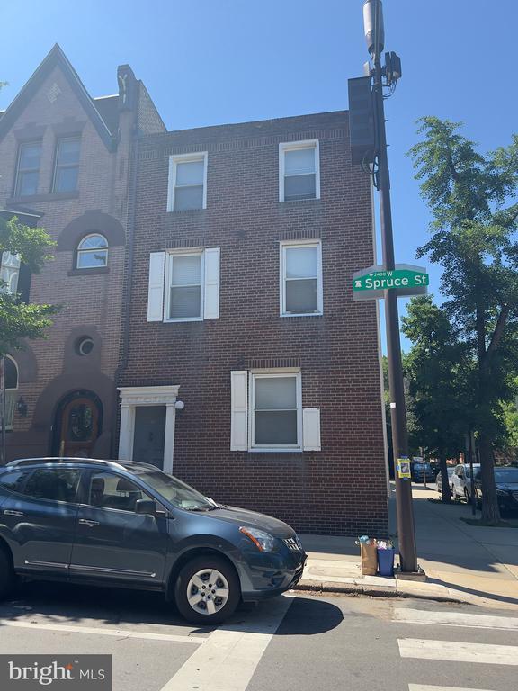 Building Photo - 2430 Spruce St Unit 2R