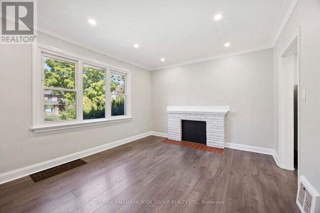 Photo - 207 Maplehurst Ave