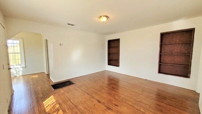 Living Room view 2 - 4813 Old Mansfield Rd