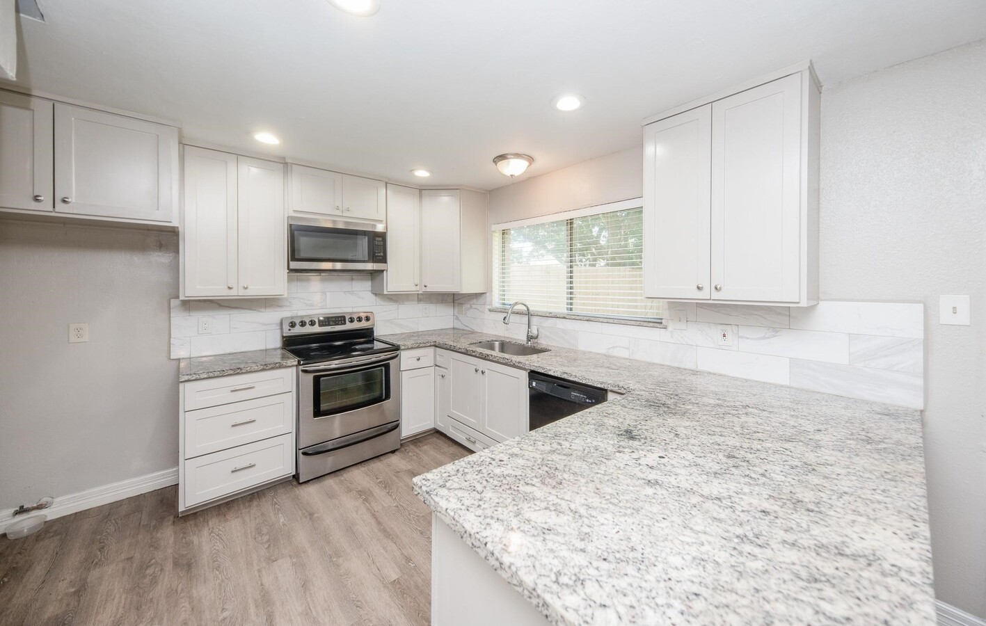 Photo - 16418 Blackhawk Blvd