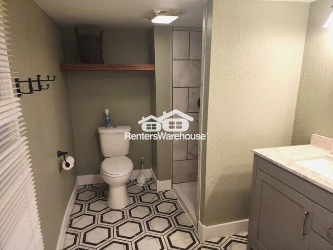 Photo - 1426 Douglas St