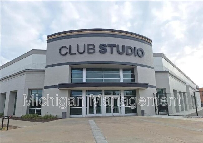 Photo - 2725 E Maple Rd