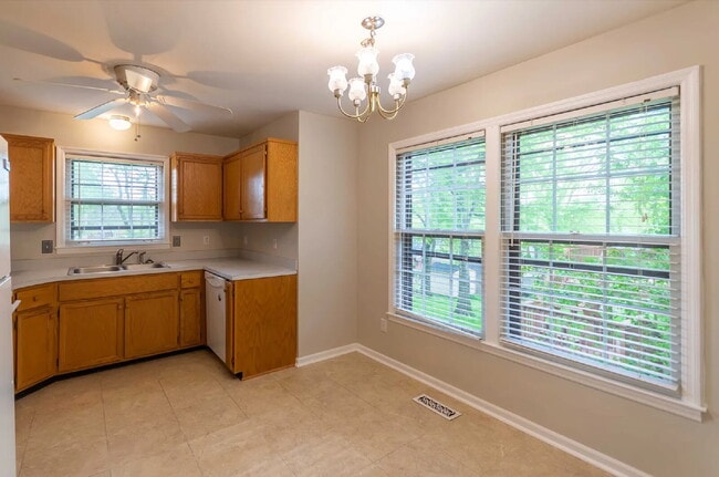 Photo - 3 bd/2bth w/fenced in yard, 15 min from do...