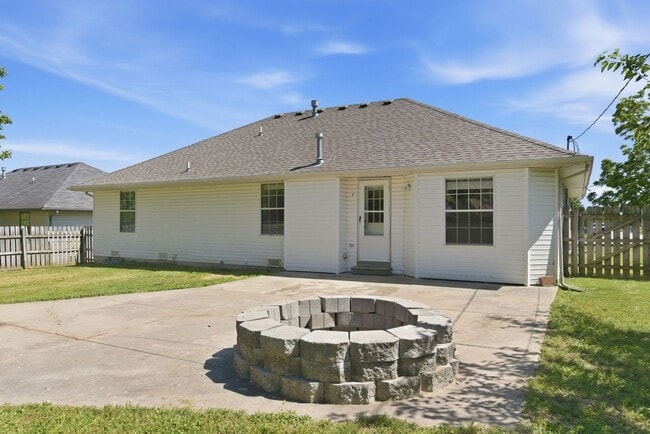 Photo - Nixa 3 bed 2 bath 2 car garage home!
