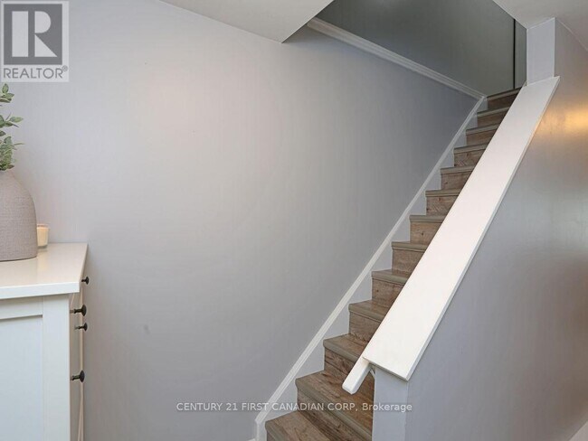 Photo - 166 Southdale Rd W