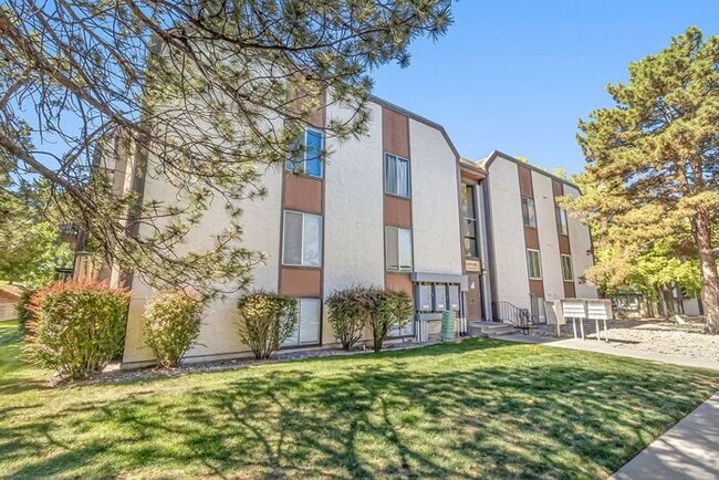 Building Photo - Easy Living Starts Here | 2 Bedroom Lakeside Condo