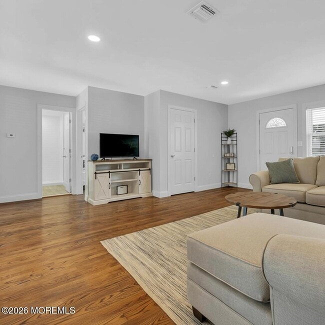 Photo - 1143 Roe Ave