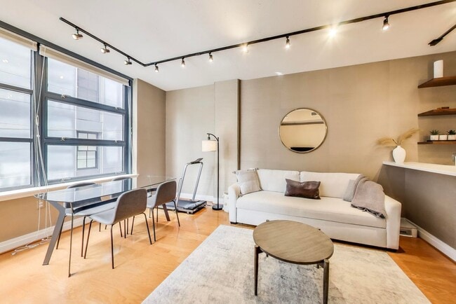 Building Photo - Beautiful 1 bedroom + 1 Ba + Garage space ... Rental