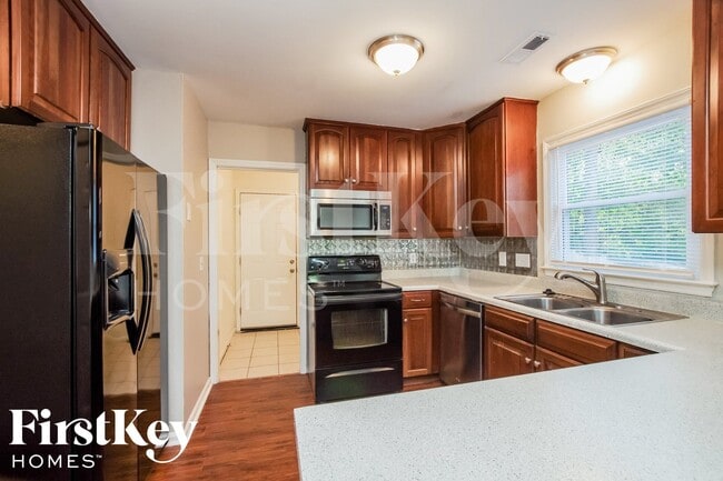 Photo - 908 Foxborough Rd