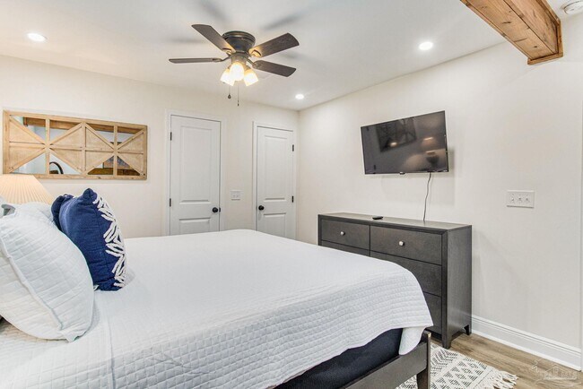 Photo - 814 W Gonzalez St