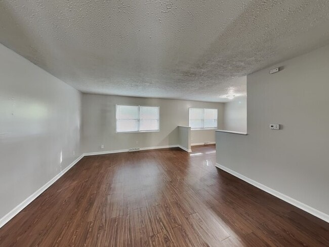 Photo - 323 Hillendale Dr