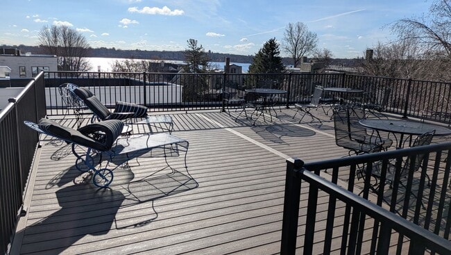 Photo - Beautuful 1 bed condo close to linden hills shopping, paths and the lakes! Unidad 202