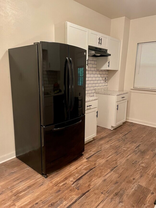 Photo - 672 Middle Ave