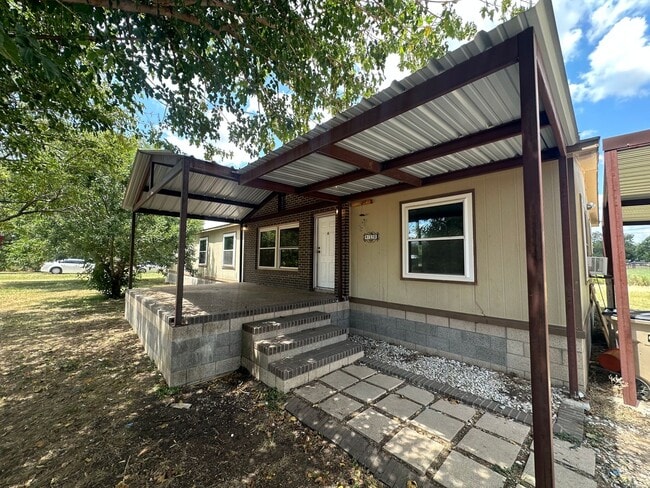 Building Photo - Remodeled 5 bed 3 bath Manufactured Home |...