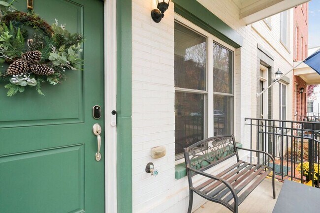 Photo - 604 Regent Pl NE