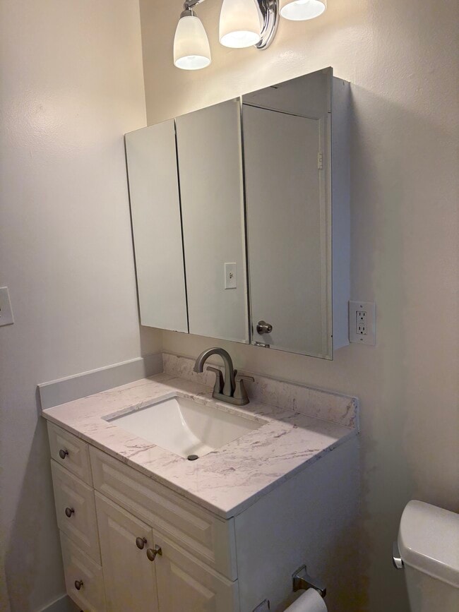 Baño - 11168 Camarillo St Unidad #8