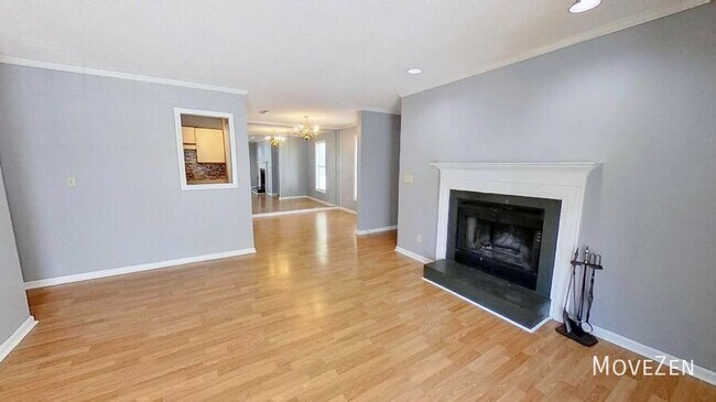 Photo - 652 Balfour Rd