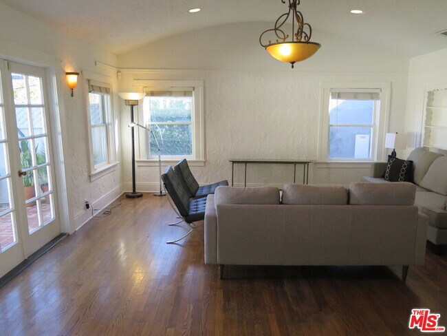 Photo - 1444 Yale St