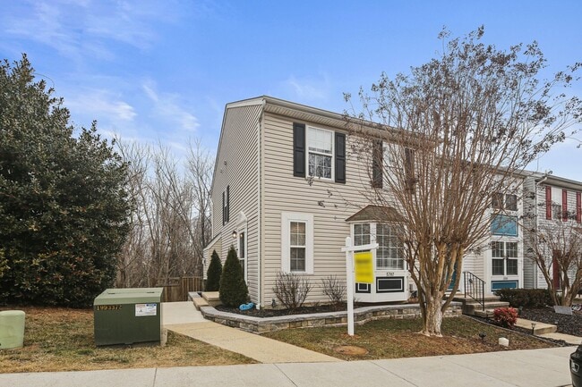 Building Photo - Bright & Spacious 3-Bedroom, 2 Full & 2 Half Bath in New Market