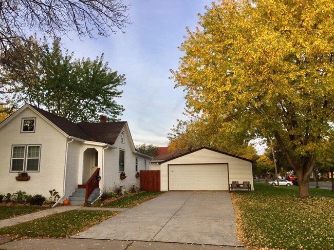 Perfect home with private two car garage - 363 Toronto Street House