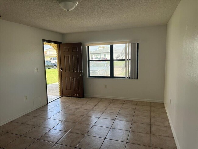 Photo - 638 Royalty Ct