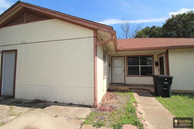 Building Photo - 1706 Cole St Unit A