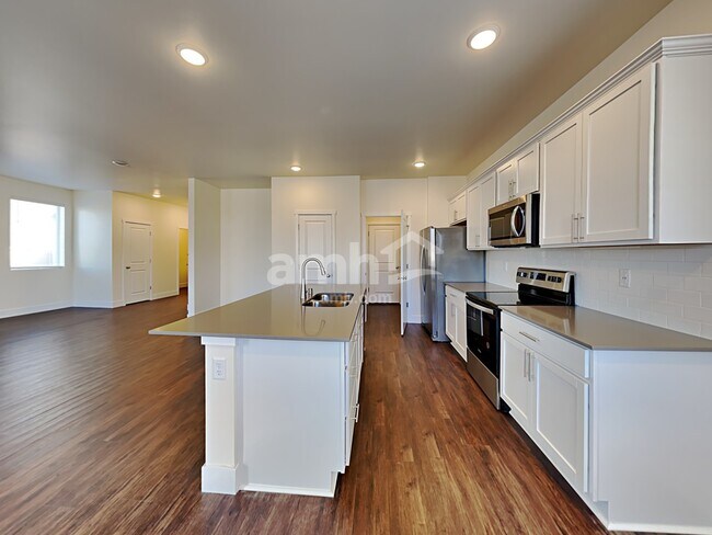 Photo - 740 Dudley St