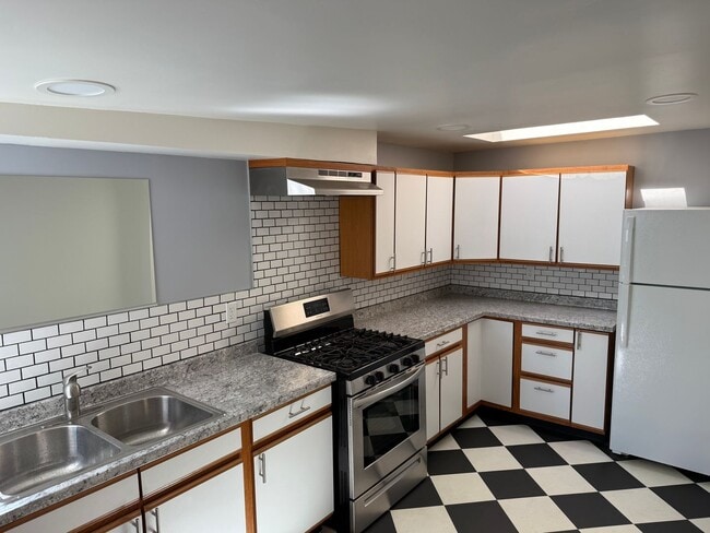 Photo - West Ventura 1+1 bedroom unit with a 2 car...