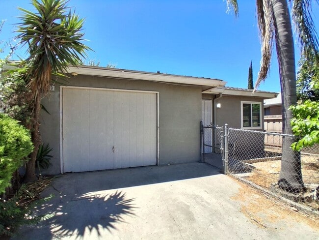 Building Photo - Spacious 3 Bedroom With Garage Located On Ashlan & Cornelia!