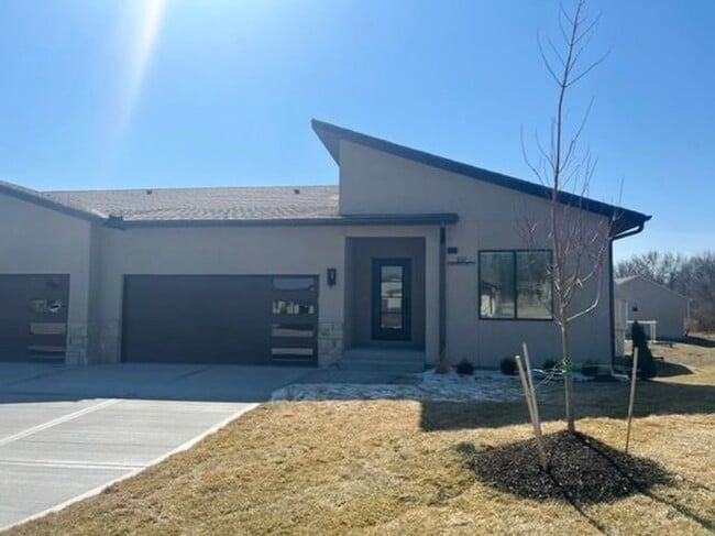 Building Photo - 104-106 Oakwood Ct Unit 106 Oakwood Ct