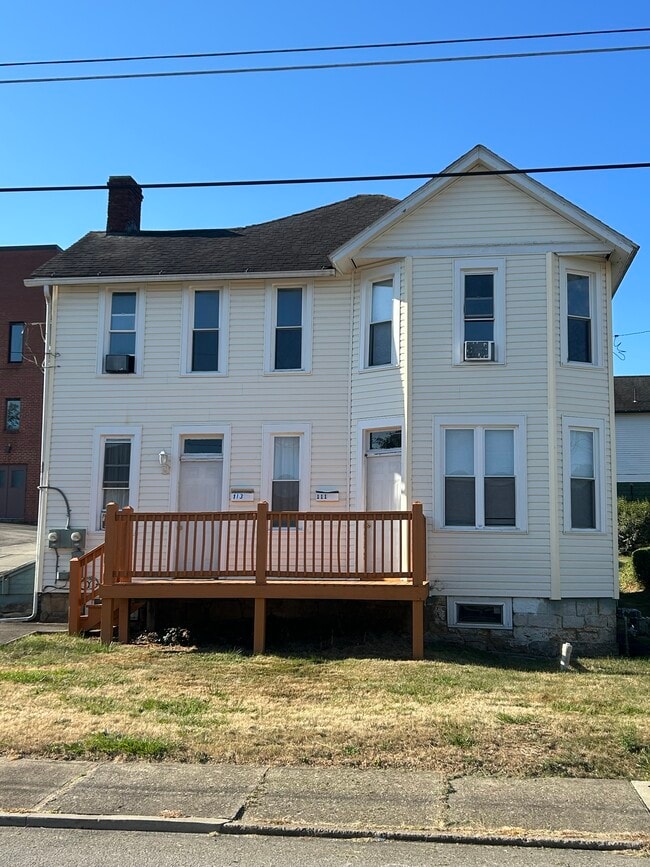 Building Photo - 111 4th St Unit 111. 4th St California Pa Rental