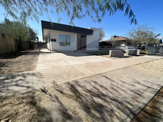 Building Photo - 1437 E Roosevelt St