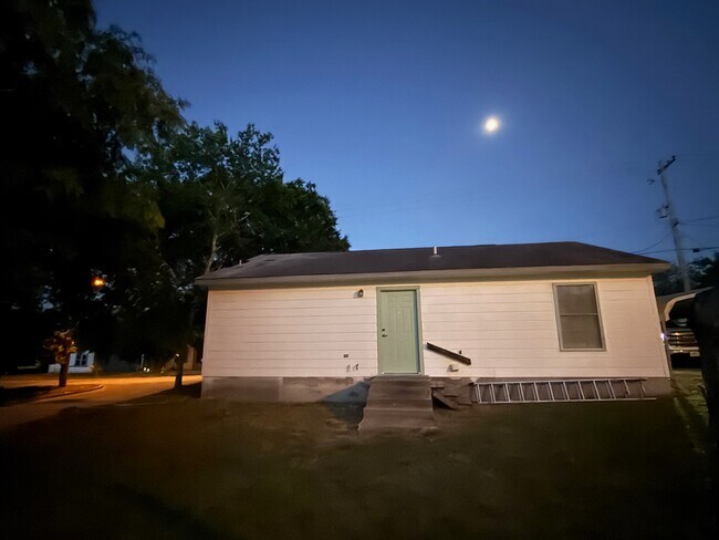 Photo - 902 St Mary's St