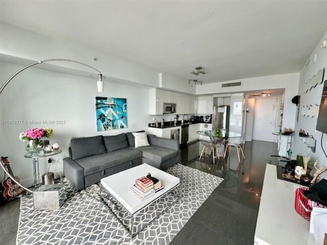 Building Photo - 92 SW 3rd St Unit 4107