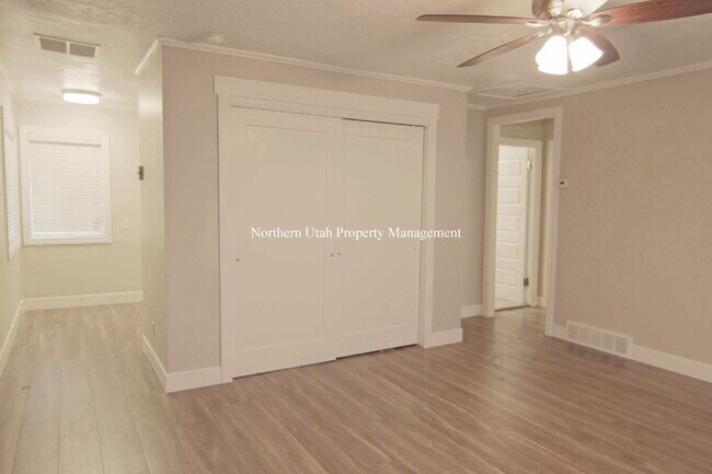 2 bed, 1 bath upper unit