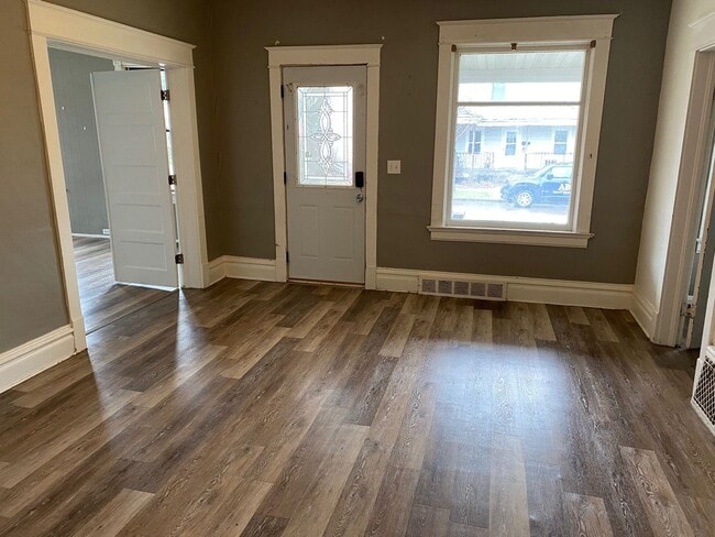 Building Photo - 630 Chicago Ave Unit Lower