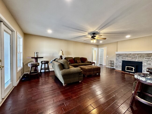 Photo - 302 Bluebird Ct