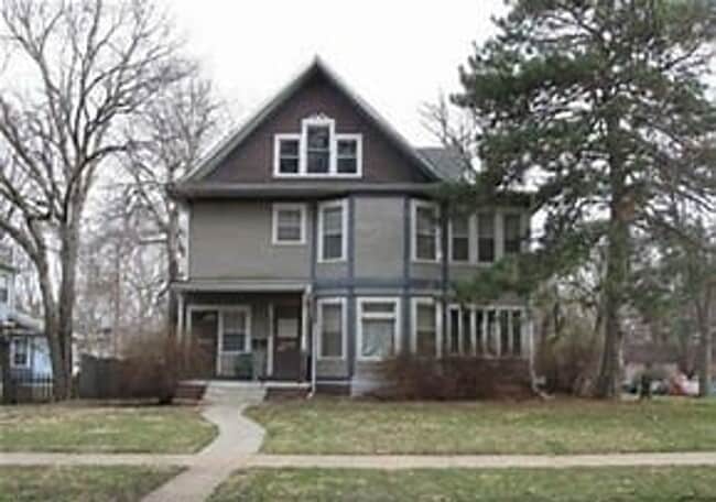 Building Photo - Spacious Two Bed One and a Half Bath